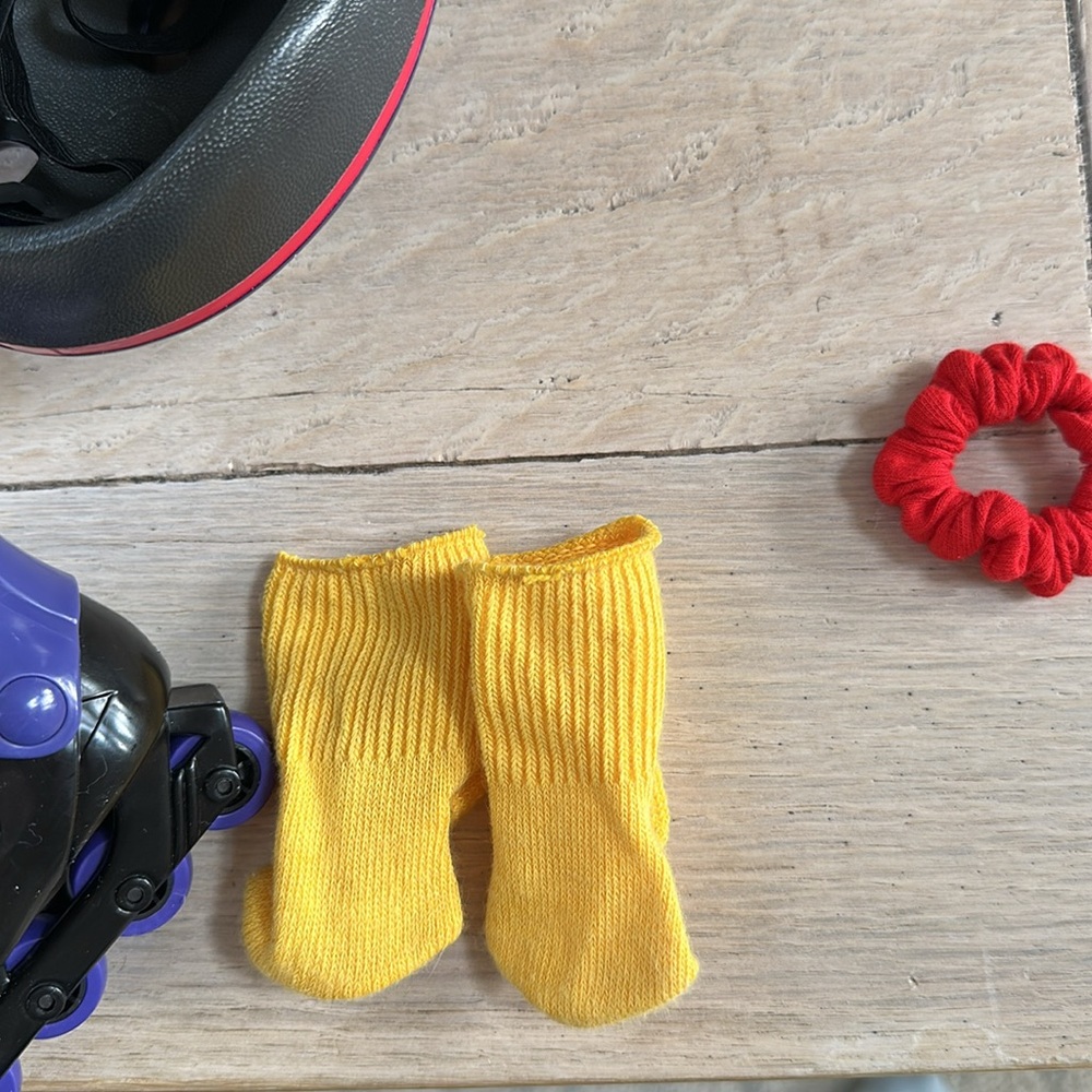 American Girl of Today inline skate outfit with accessories. - Picture 5 of 5